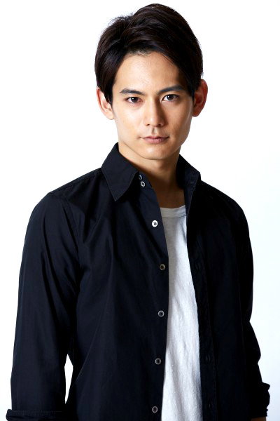 榊原徹士 as Spada / Kajiki Yellow in From Episode of Stinger: Uchu Sentai Kyuranger - High School Wars