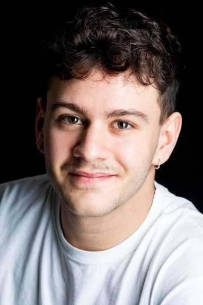Rafa Álamos as Alex in Vamos a estar bien