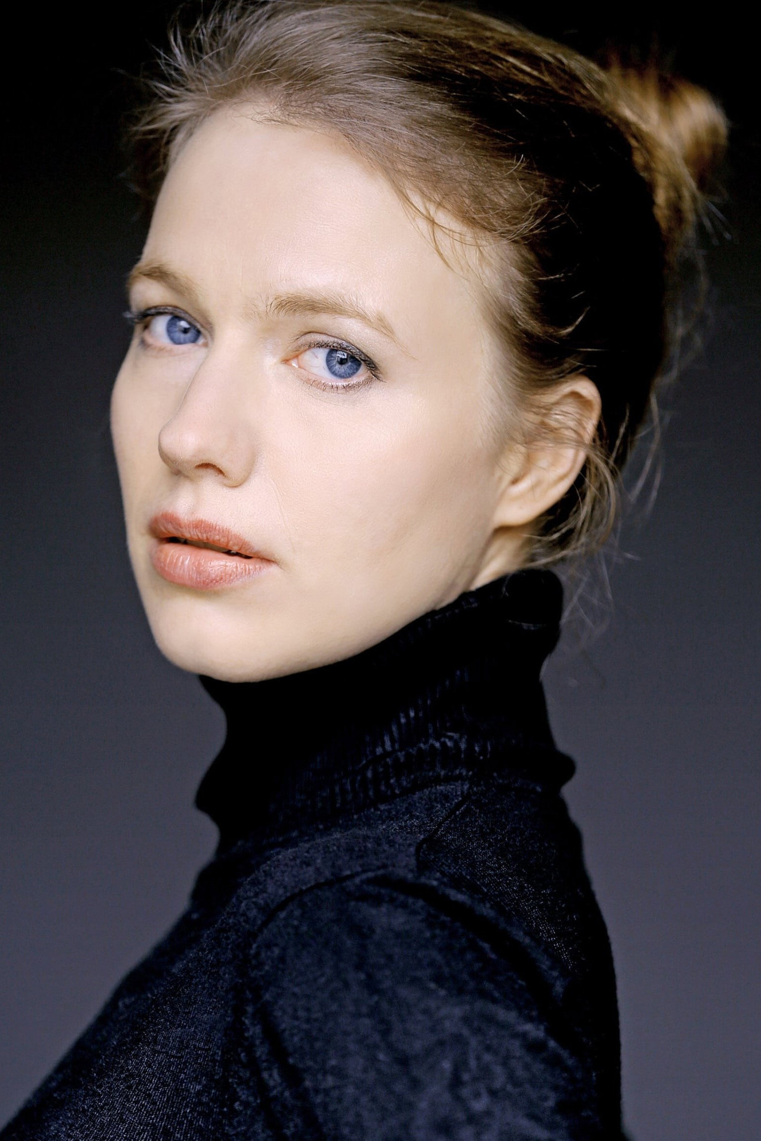 Anna Brüggemann as Maria Stenzel in Virus X - Der Atem des Todes