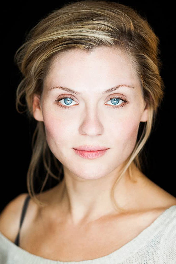 Carolin Stoltz as Ava Lipinski in The Café