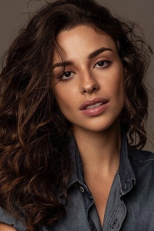 Priscila Reis as Liza in Lúcia McCartney