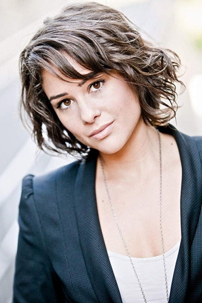 Faye Smythe as Susan in Love Birds
