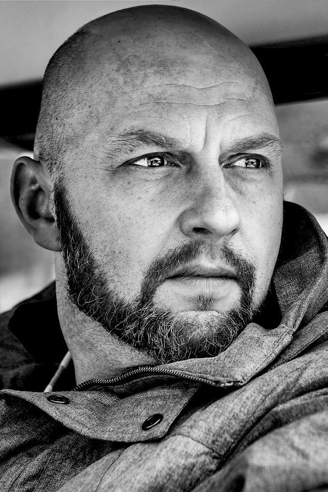 Samu Stenberg as Father's Musician Friend in Stormheart