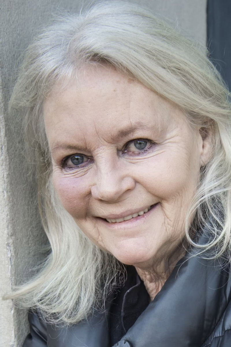 Sisse Reingaard as Alice in Slap af