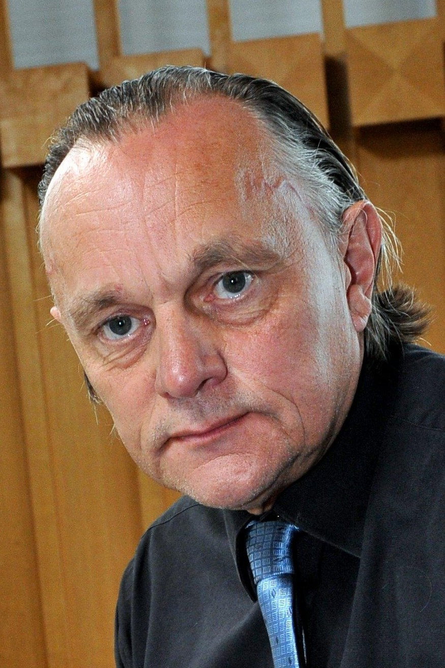 Bert Luppes as Schooldirecteur in Porcelain