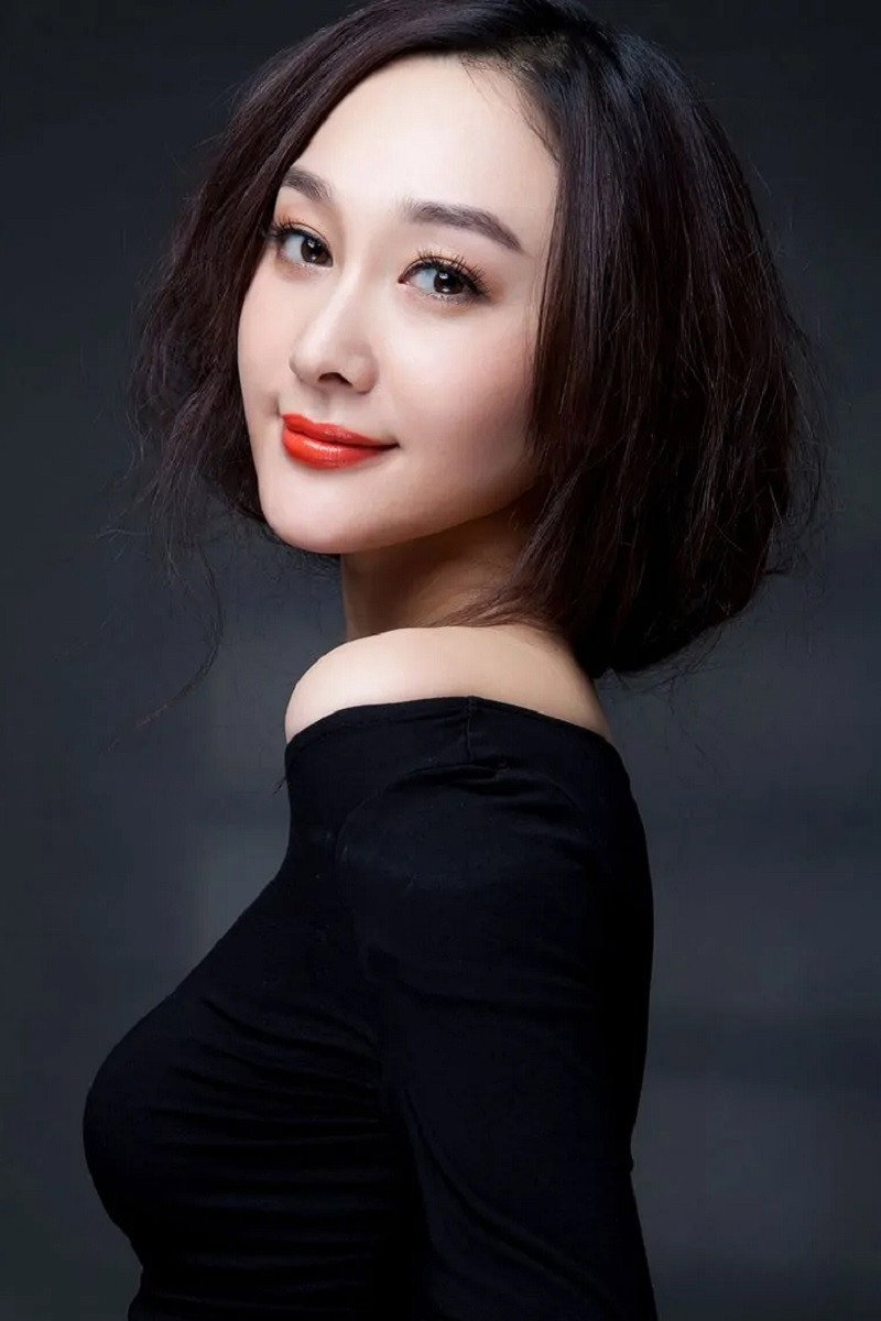 Bai Yu as Ming Yue in 刘伯承市长