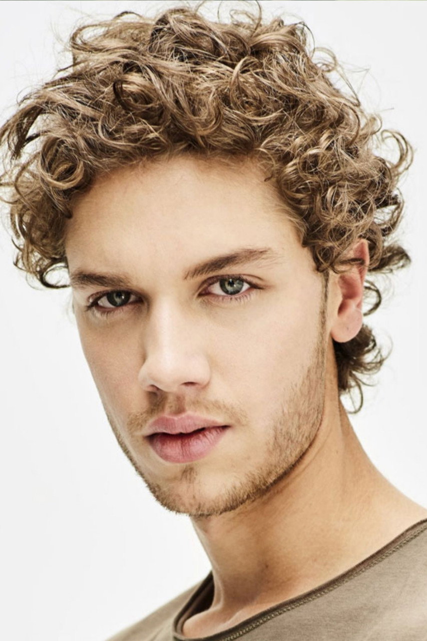 Juan Manuel Restrepo as Luis in Chica Vampiro