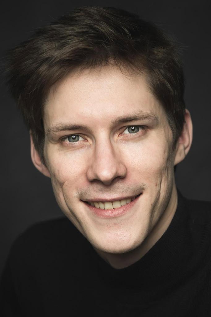 Denis Kotelnikov as Тони Бонвиль in Театр в кино: Принцесса цирка