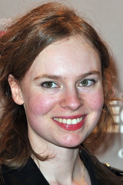 Sarah Le Picard as Anne in Quadras