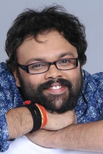 Pushkaraj Chirputkar as P. L. Deshpande in Me Vasantrao