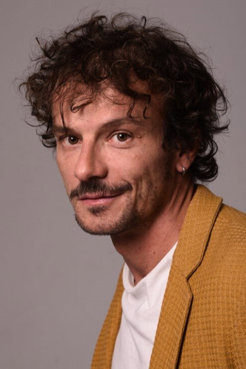 Aure Sánchez as Benito Lozano in Yo soy Bea