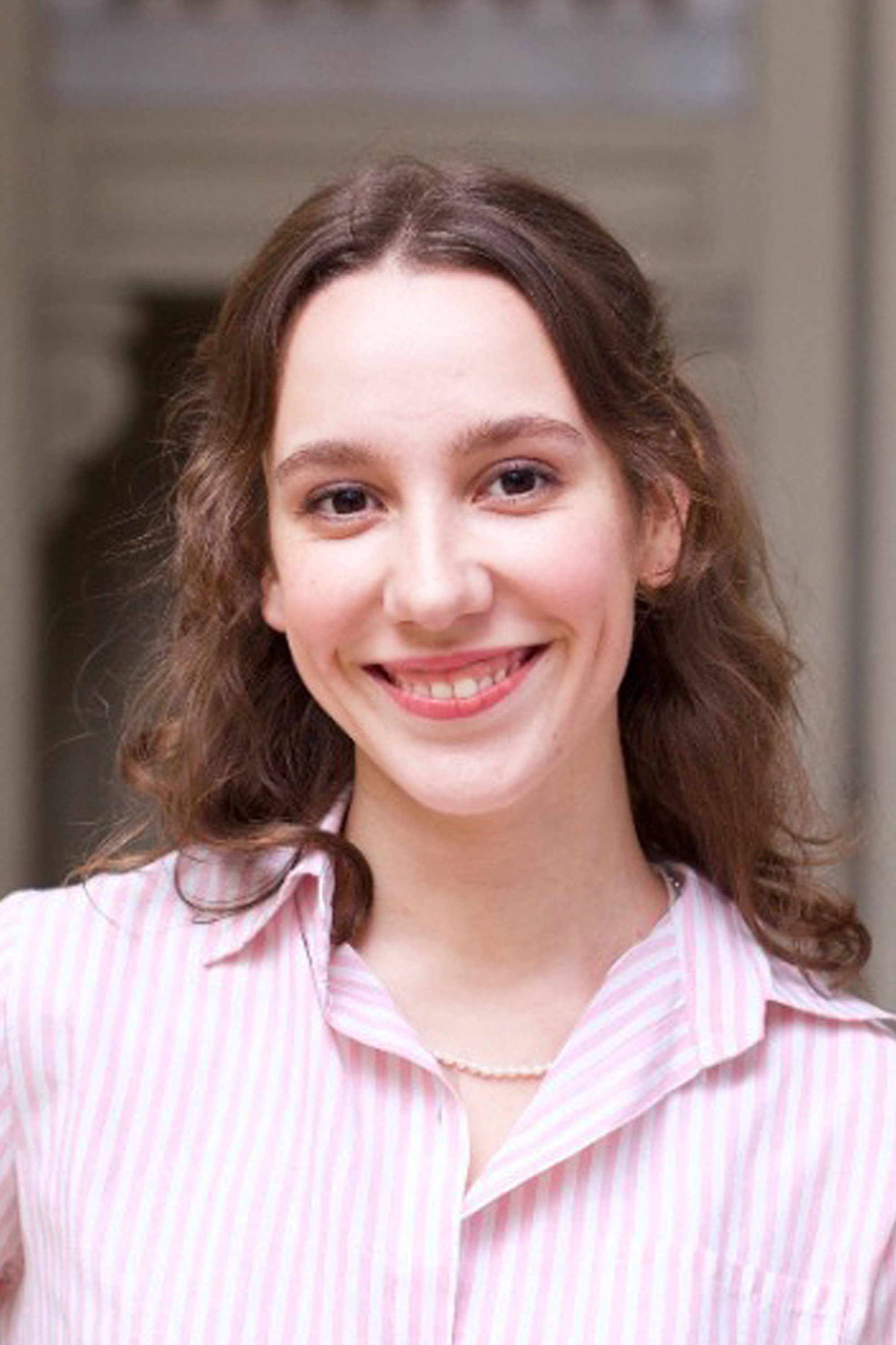 Almudena González as Ana in Mi gran noche