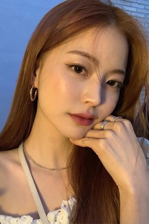 Im Bo Ra as Yoon Yi-na in Pop Out Boy!