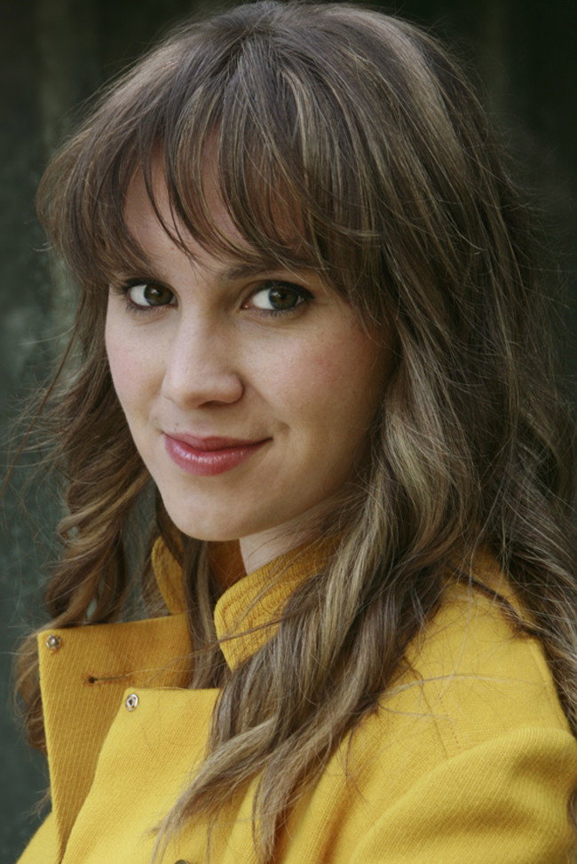 Rhona Rees as L'Ryane in Girl in Room 13