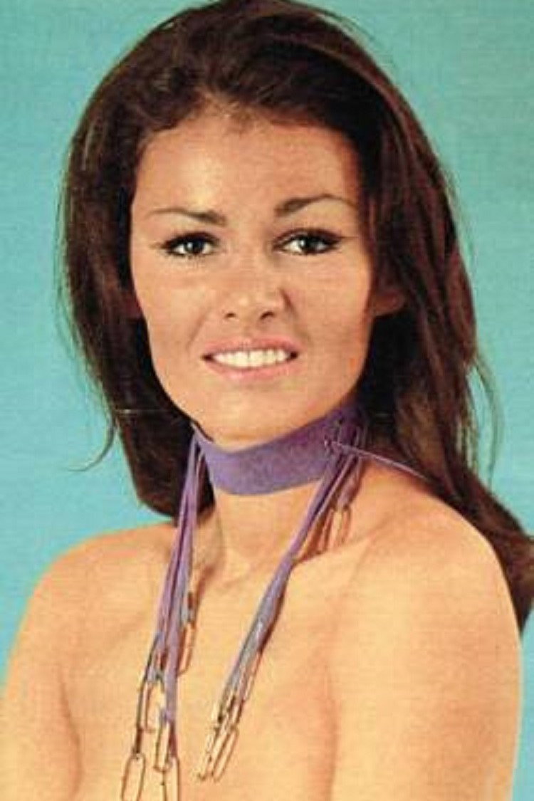 Eva Czemerys as Montse in Juegos de sociedad
