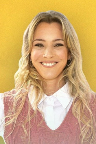 Daniela Viaggiamari as Lucía in El novio de mamá