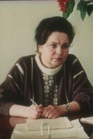 Lyudmila Kudryavtseva as Dr. Toporkov's wife in Belated Flowers