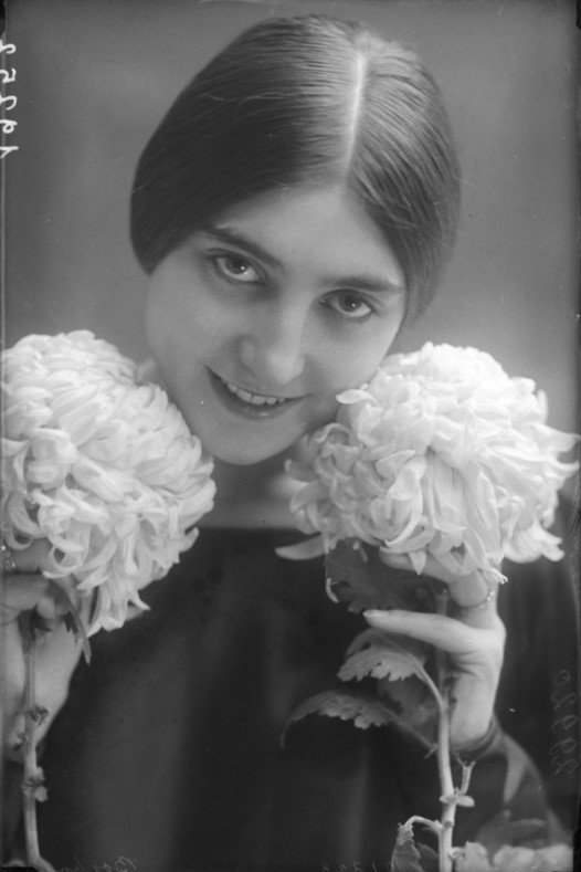 Paola Borboni as madre del conte Nereo in Più bello di così si muore