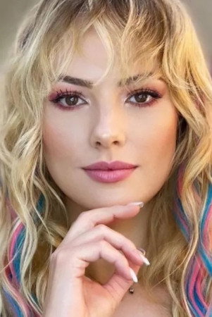 Şebnem Schäfer as Aylin in Lise Defteri