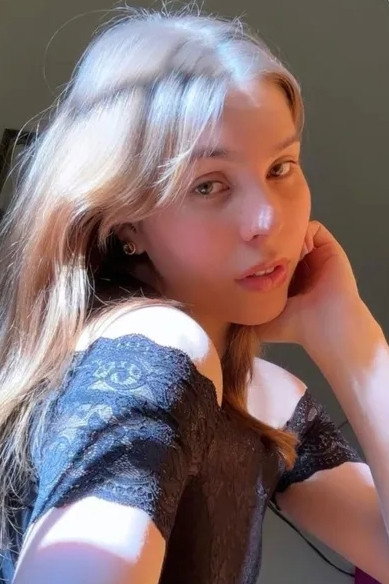 Gabriela Medeiros as Mariana in No Espaço Entre Nós