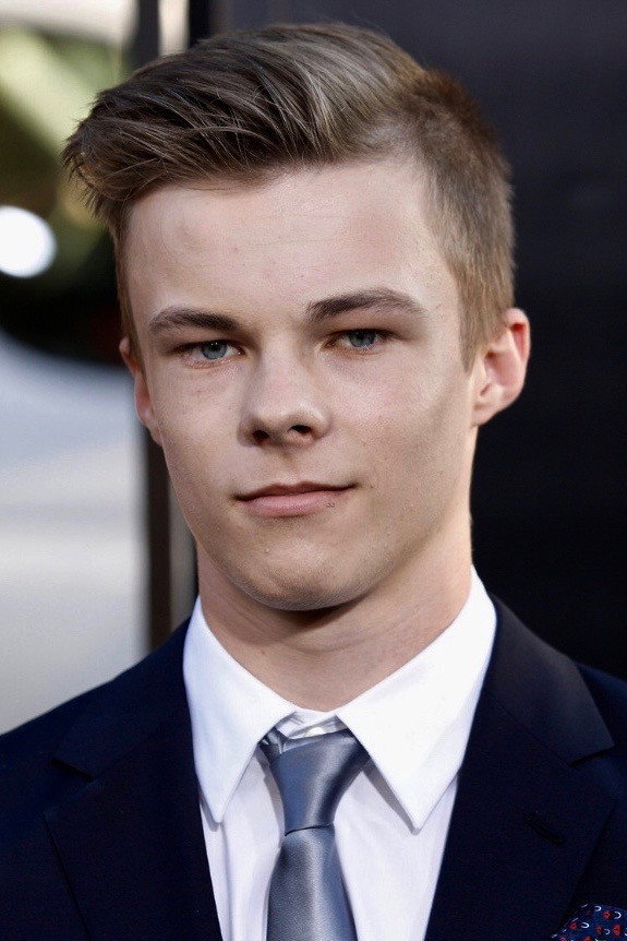 Nicholas Hamilton as Rellian Cash in Captain Fantastic
