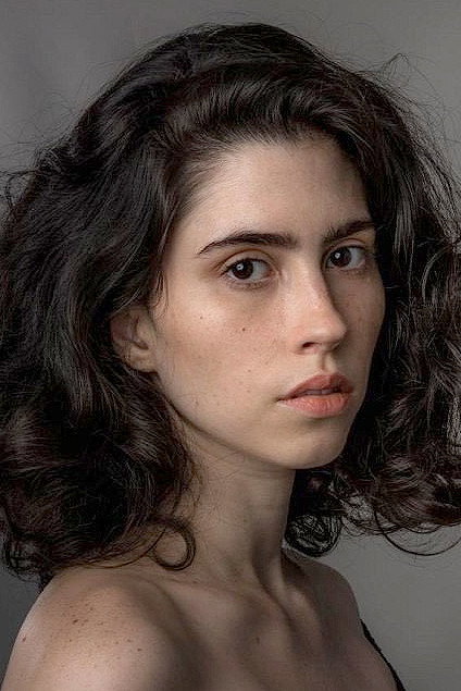 Olívia Torres as Ana in Isso Sempre Acontece