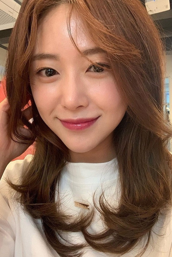 Lee Bom as Ri-ah in Essay Love