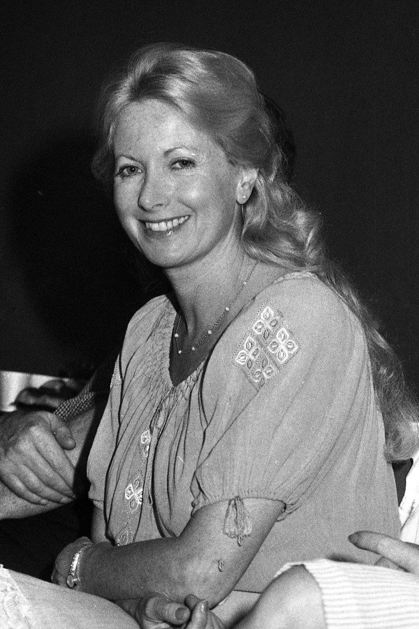 Aviva Marks as Teddy in Bloomfield
