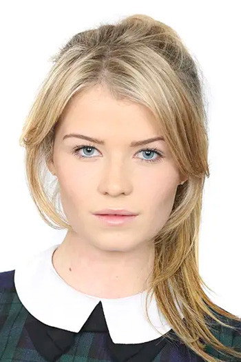 Sophie Vavasseur as Aisling in Borderline