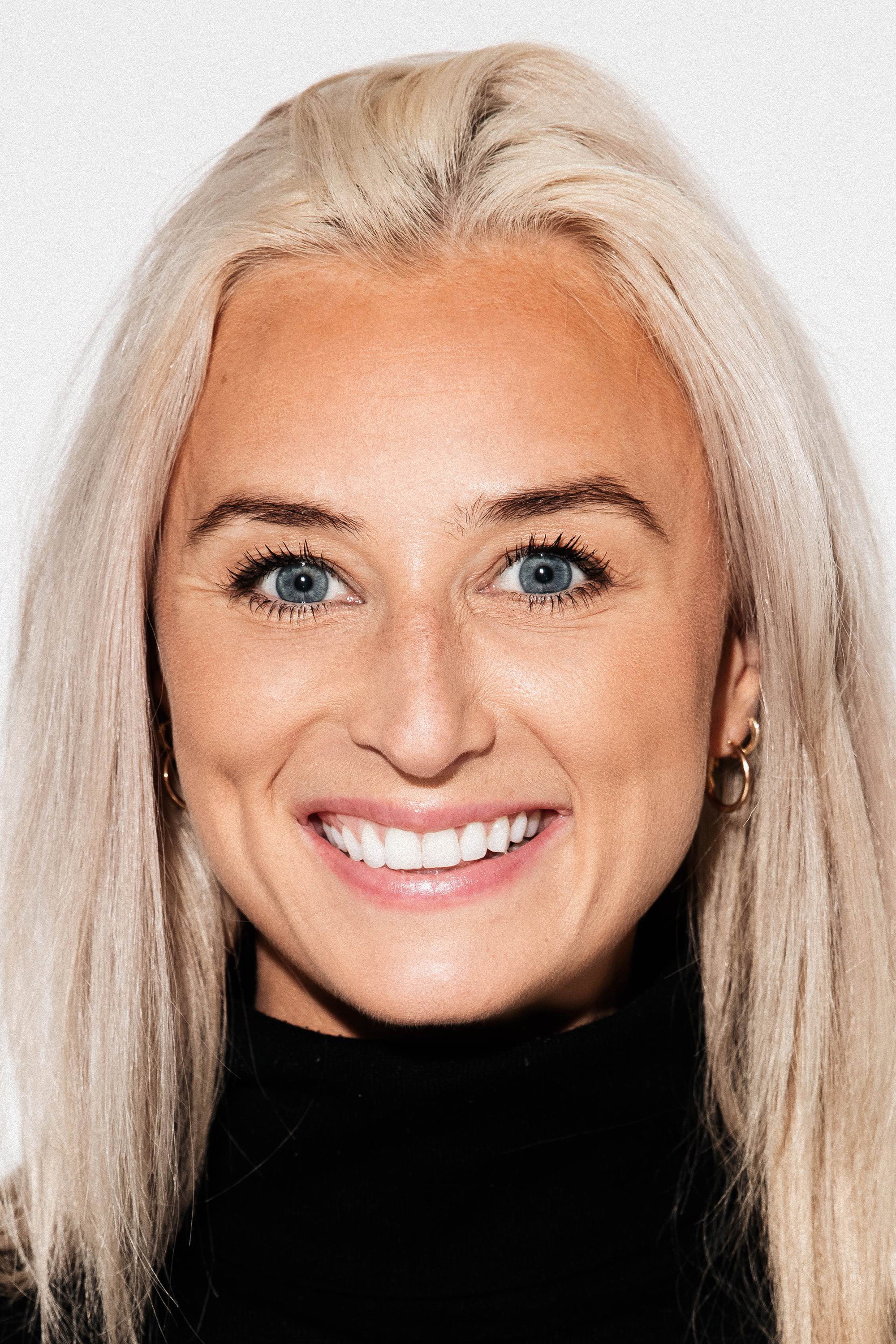 Júlíana Sara Gunnarsdóttir as Erna Gróa in Útilega