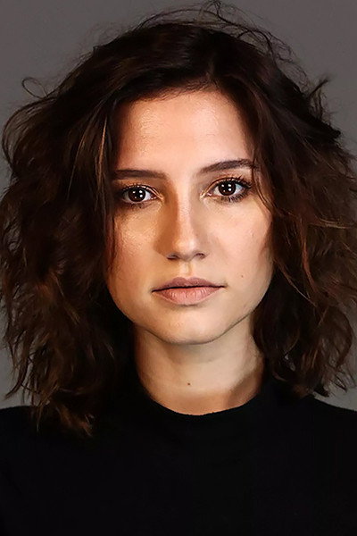 Lorena Comparato as Mayara in EAS