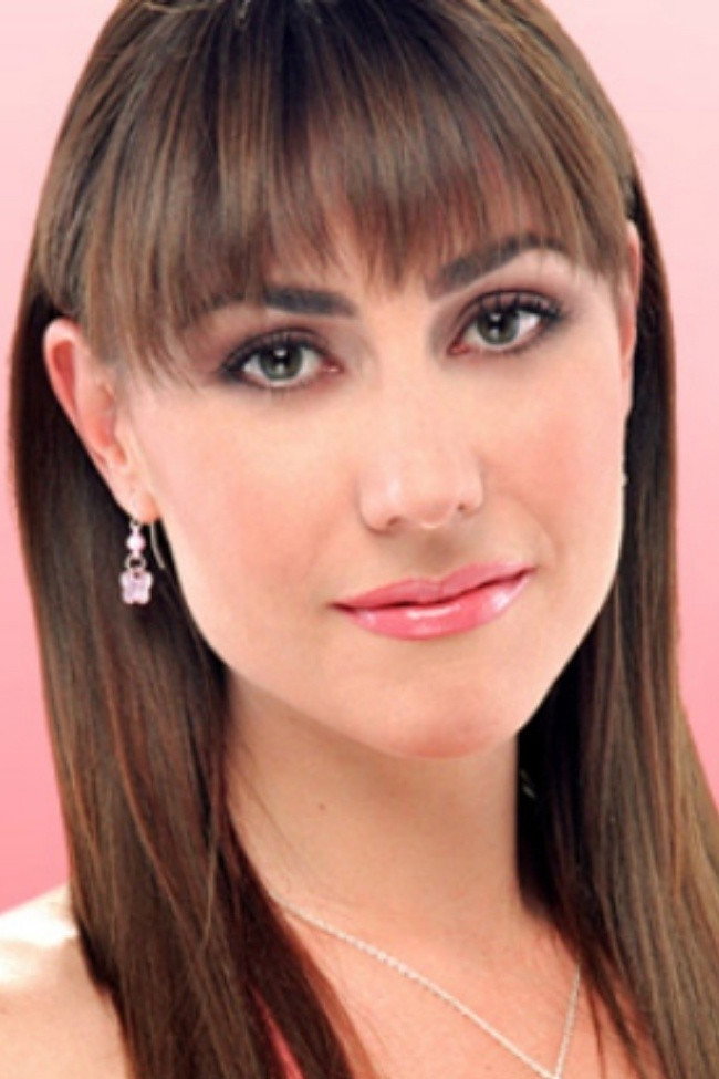 Fabiana Perzabal as Maricarmen Ríos de Leyer in Bienes raíces