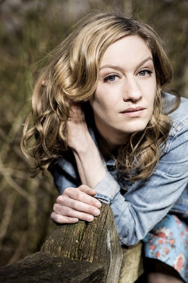 Anna Blomeier as Jana in Tiger's Smile
