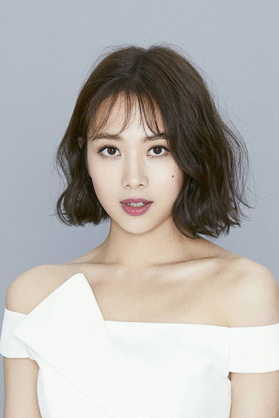 Emma Wu as Chen Wen Qing / Chen Wen Jing in 戀夏38℃
