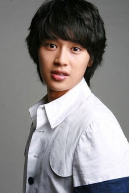 Lee Joong-moon as Lee Dong-jik in Running Wild