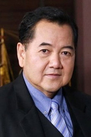 Krit Atthaseri as MooMoo's father in Crazy Love, Moo-Moo!
