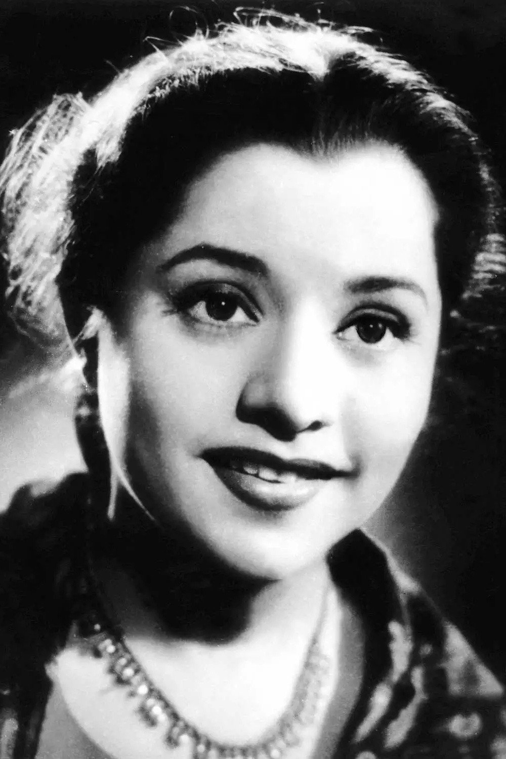 Usha Kiran as Alka in Mendi Rang Lagyo