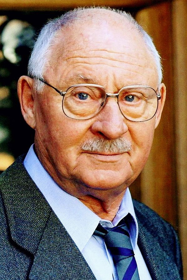 Rolf Schimpf as Schuldirektor in Nesthäkchen