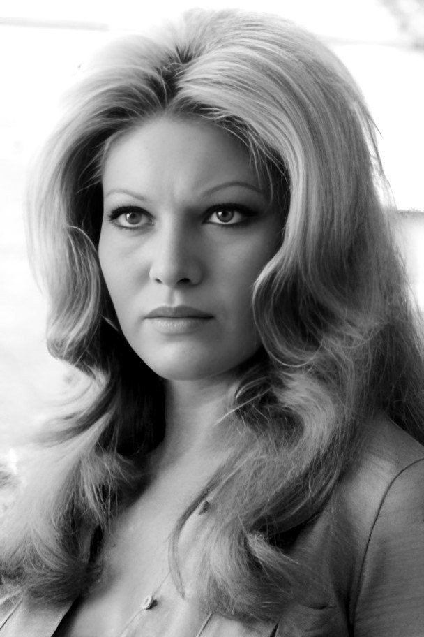 Krista Nell as Yashira in Le amorose notti di Alì Babà