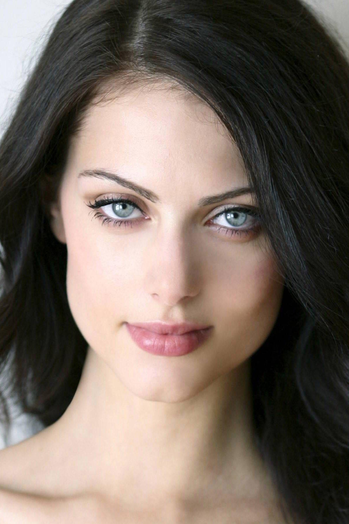 Julia Voth as Kim Mattingly in Package Deal