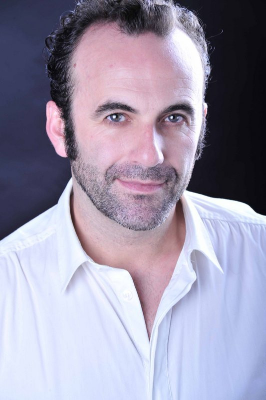 Antonio Reyes as Juan in Más cinco