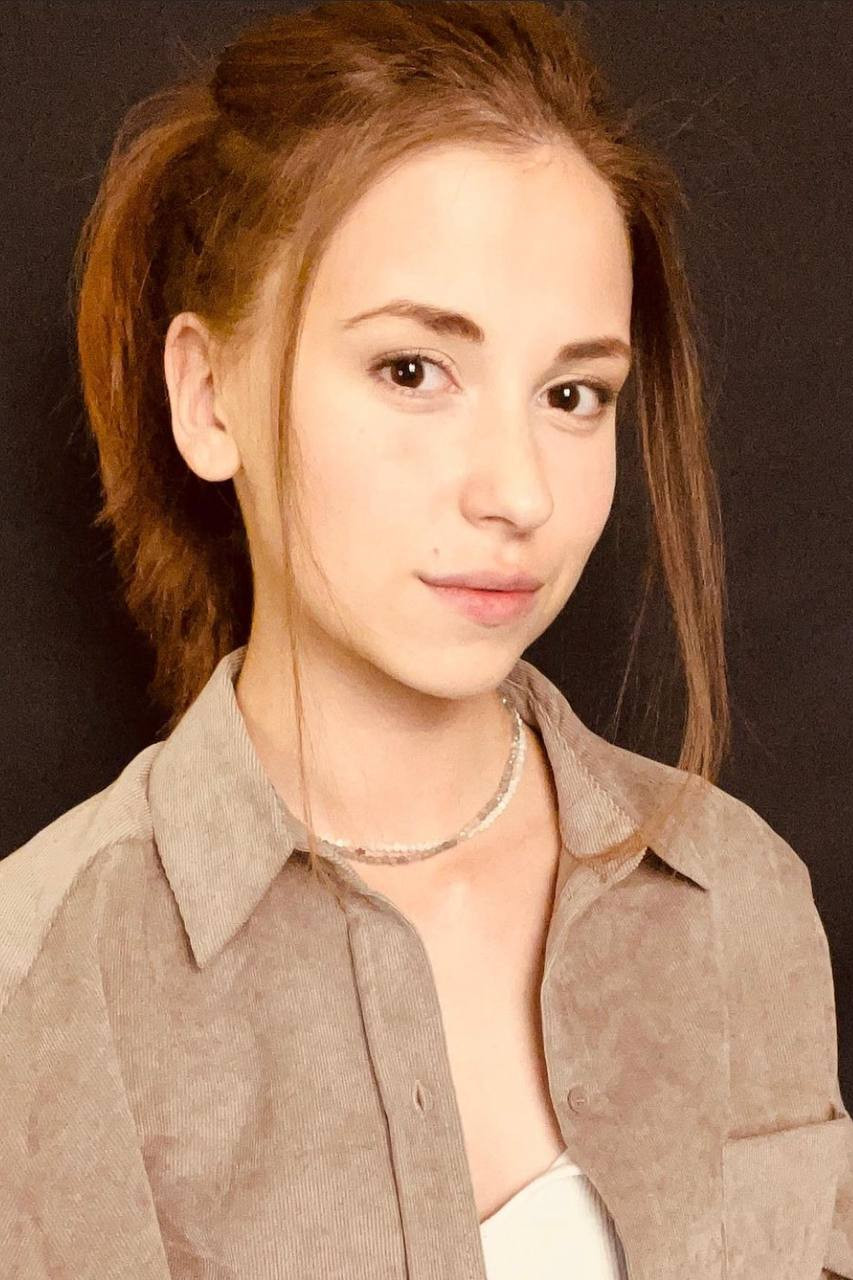 Екатерина Честина as Катя in The Pack