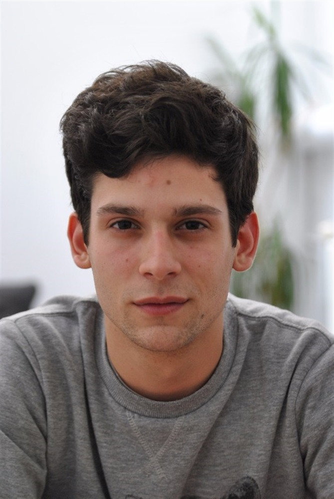 Baptiste Carrion-Weiss as Jean in La légère déviation des atomes