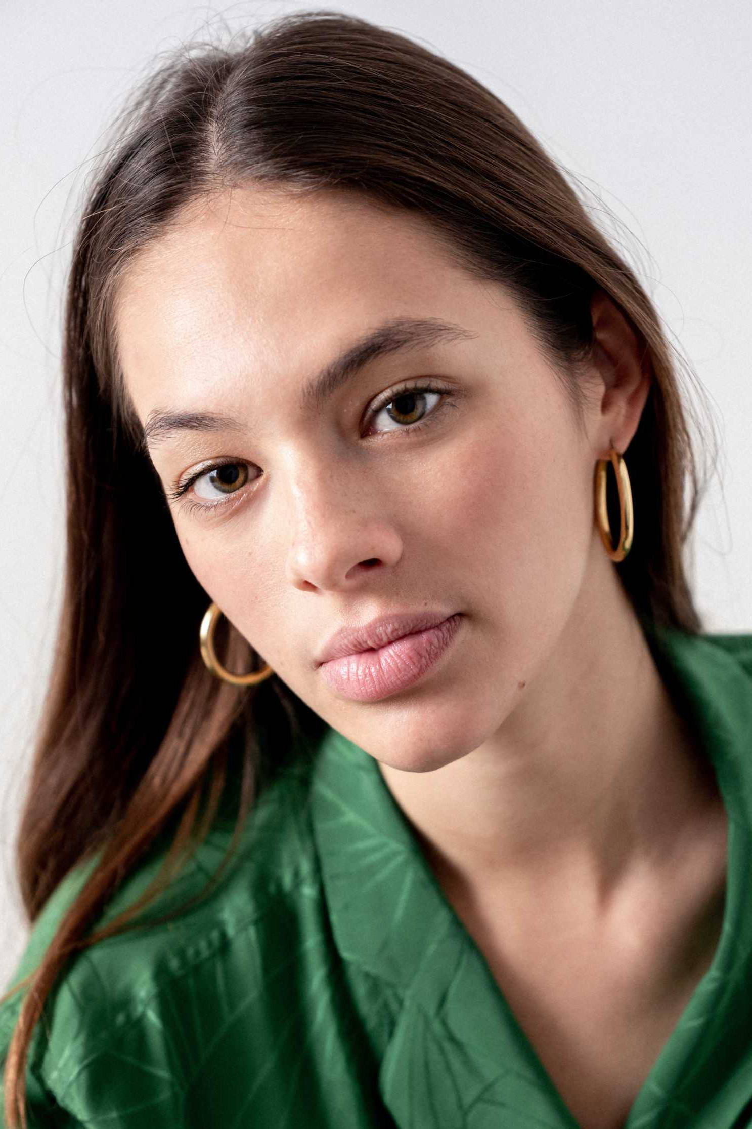 Nilaya Bal as Mathilde in Le Prénom qu’on oublie