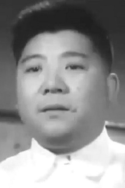Man Leng as Office worker in The Ghost Chasers