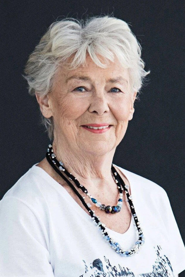 Kristbjörg Kjeld as Hildur in Balls