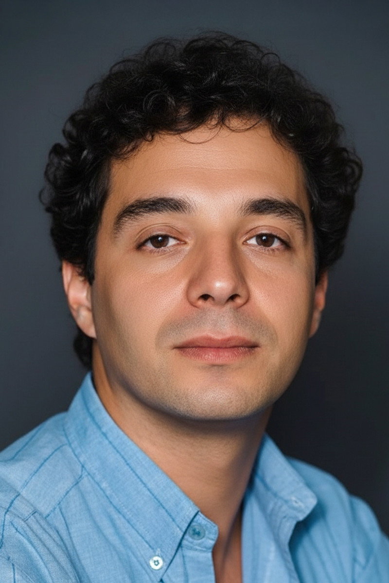 Erol Durak as Sair Arif in 72. Koğuş
