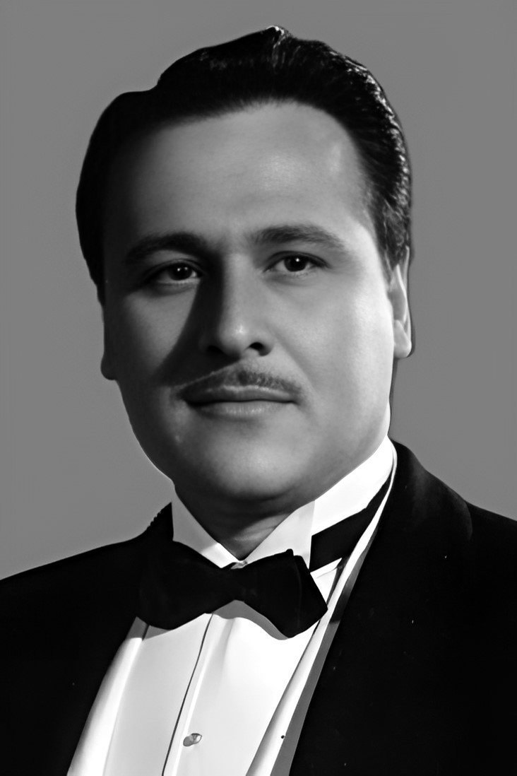 Víctor Junco as Federico in At the end of the rainbow