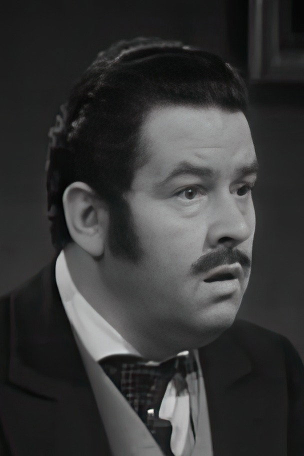 Jean-Louis Le Goff as the mayor in L'Espagnol