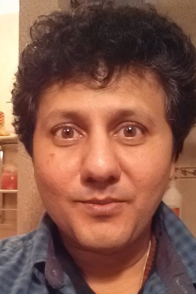 Indraneil Joshi as Dinkar in Metro Park